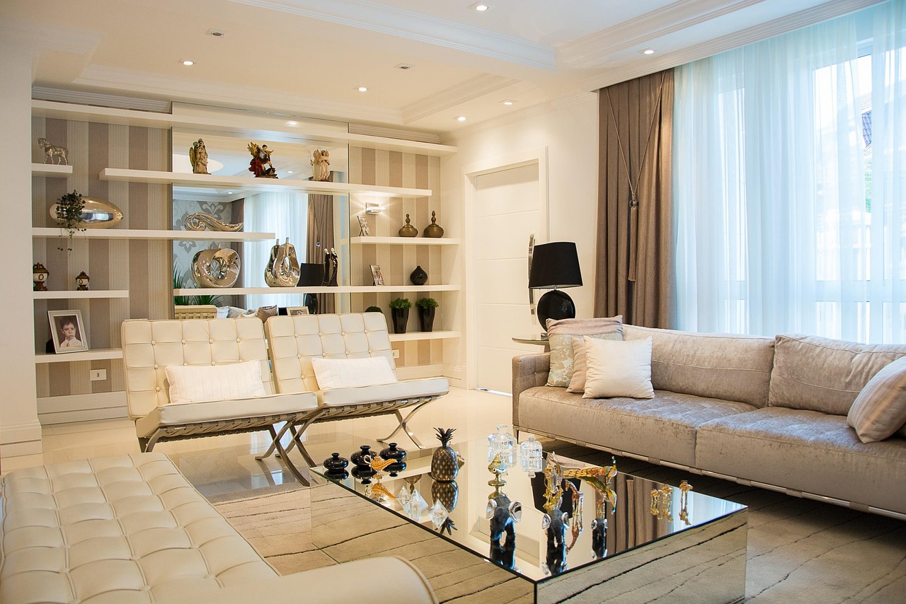 Clés d'appartement posées sur une table dans un intérieur moderne et lumineux